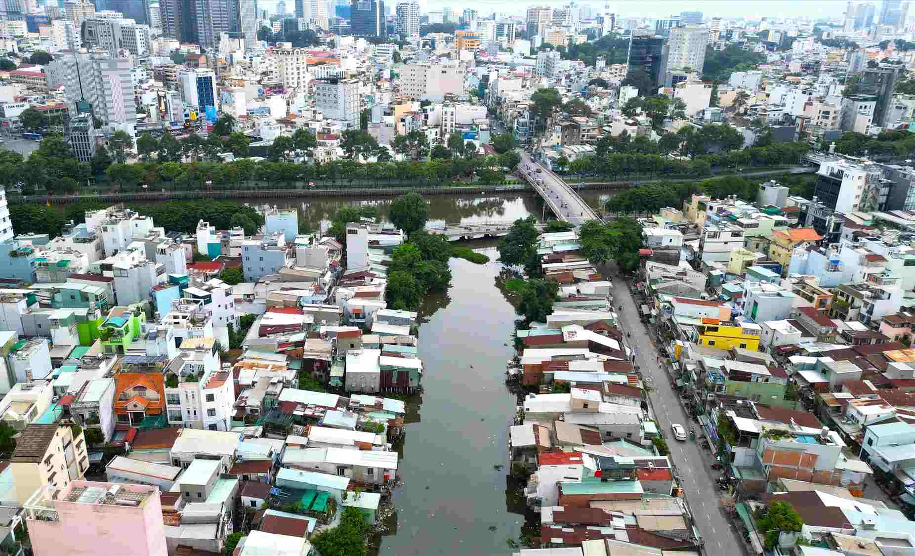 Rạch Xuyên Tâm (quận Bình Thạnh) đoạn giao với kênh Nhiêu Lộc - Thị Nghè. Ảnh: Anh Tú