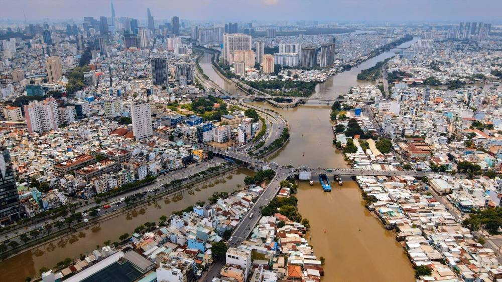 Toàn TPHCM còn hơn 46.000 căn nhà ven kênh rạch chưa di dời. Ảnh: Anh Tú