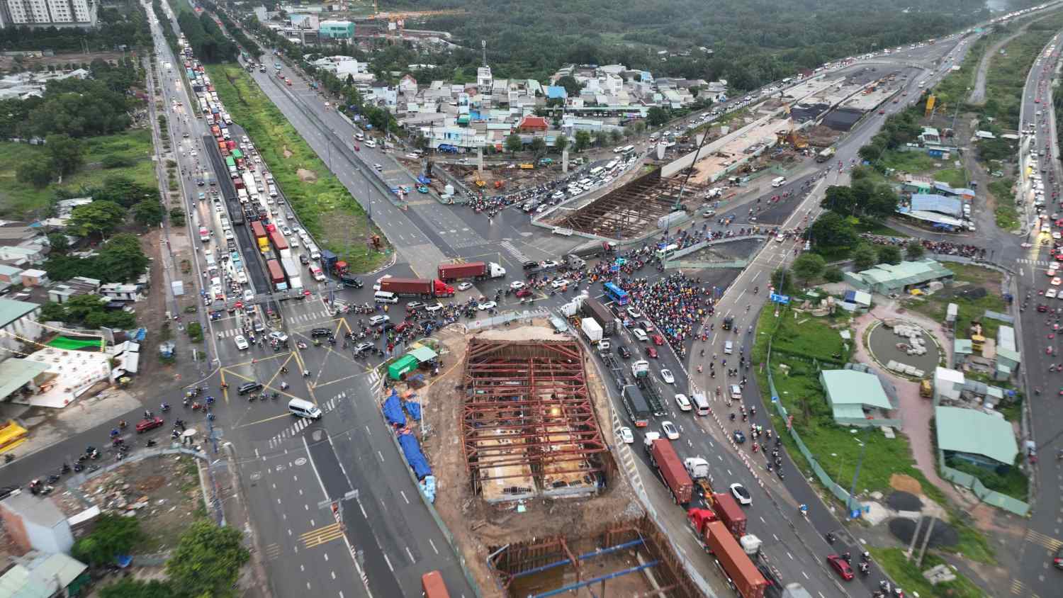 Nút giao lớn nhất TPHCM trễ hẹn, mặt bằng vẫn là nút thắt